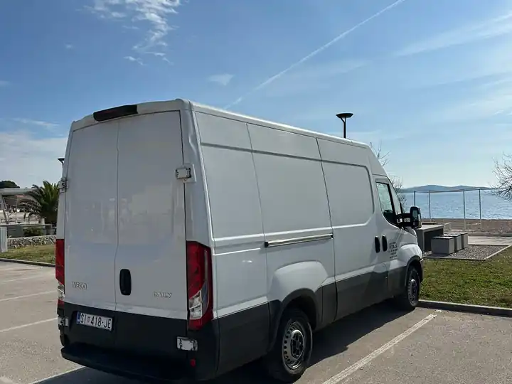 Kombi prijevoz po Dalmaciji — kombi obrta VITA-S uz more