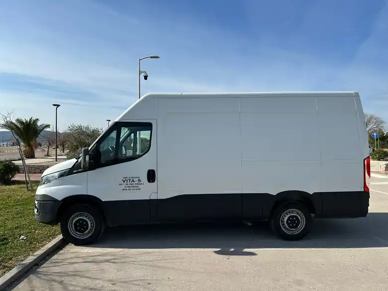Kombi za prijevoz i selidbe u Šibeniku — obrt VITA-S, vozilo s natpisom